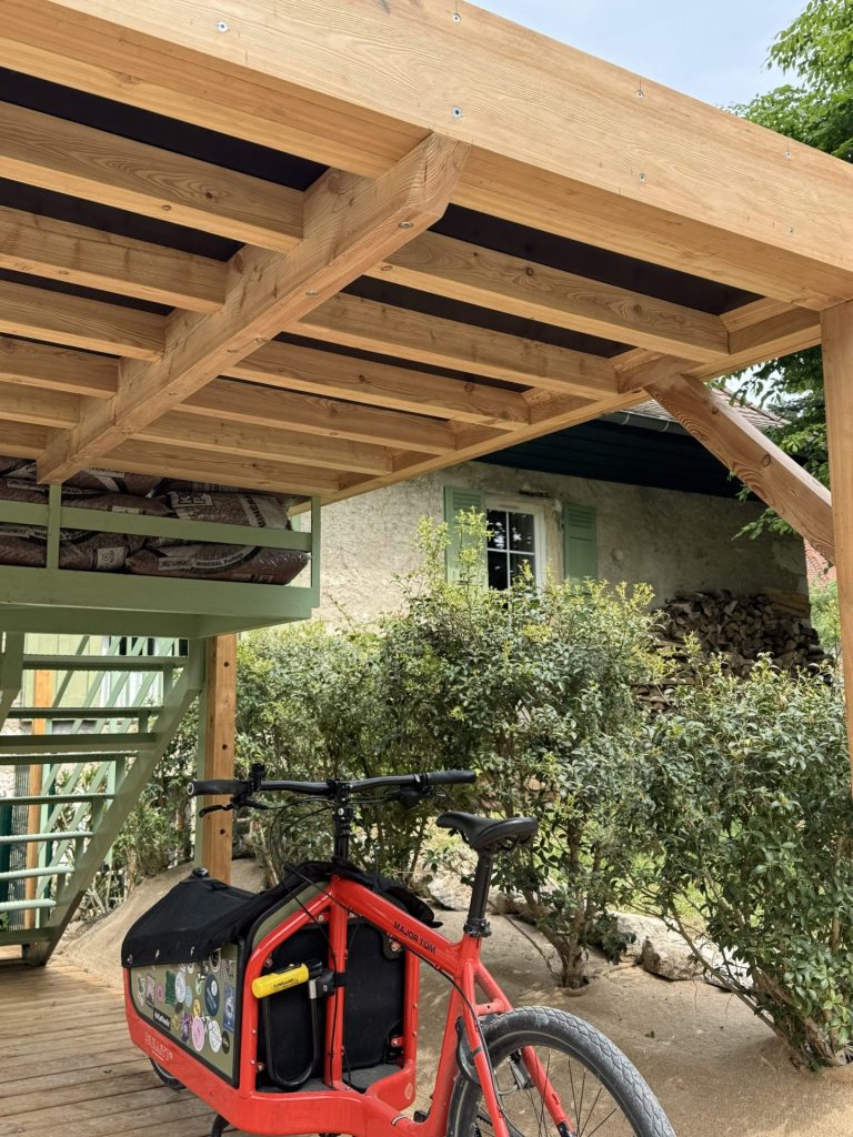L’abri à vélo en mélèze fini, sur le chantier de Sevrier