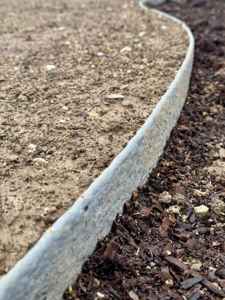 Délimitation du massif avec une bordure en plastique recyclé à Groisy
