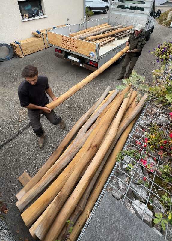 Livraison des poteaux de robinier écorcés et poncés à Groisy