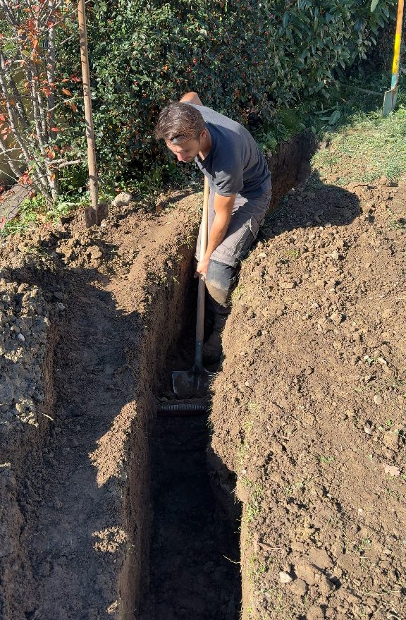 Réalisation de la tranchée pour la pose de la clôture à Groisy