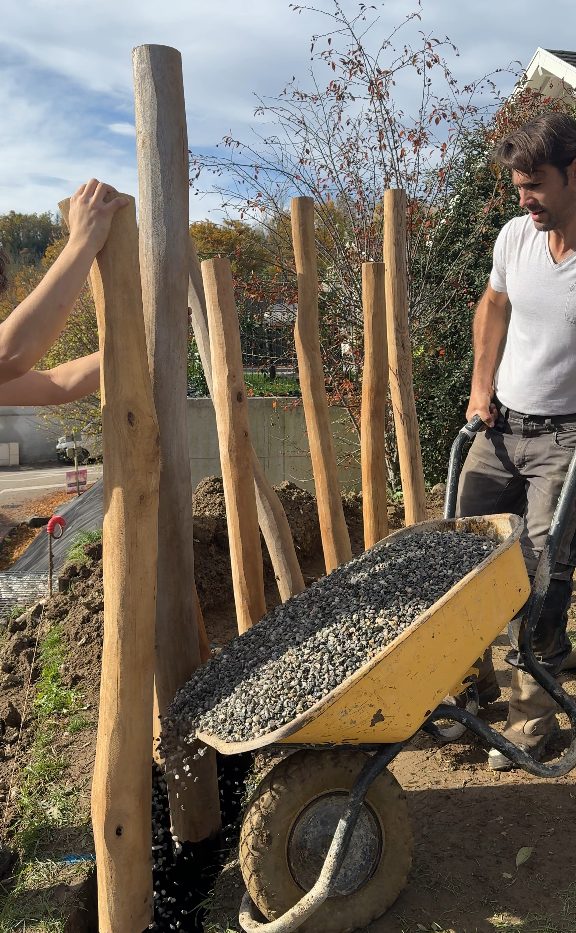 Scellement des poteaux avec du gravier à Groisy