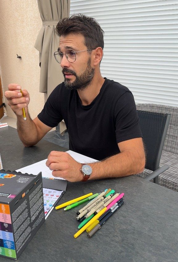 Thomas Bisson échange avec son client lors d’un rendez-vous de conseil d’aménagement de jardin
