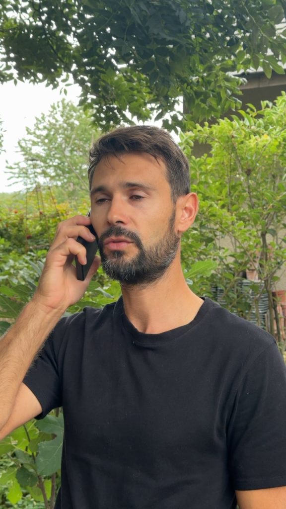 Thomas Bisson échange au téléphone avec un client pour définir son accompagnement