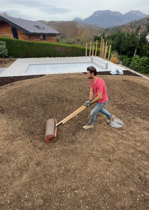 Roulage du terrain pour tasser le sol avant de semer à Groisy