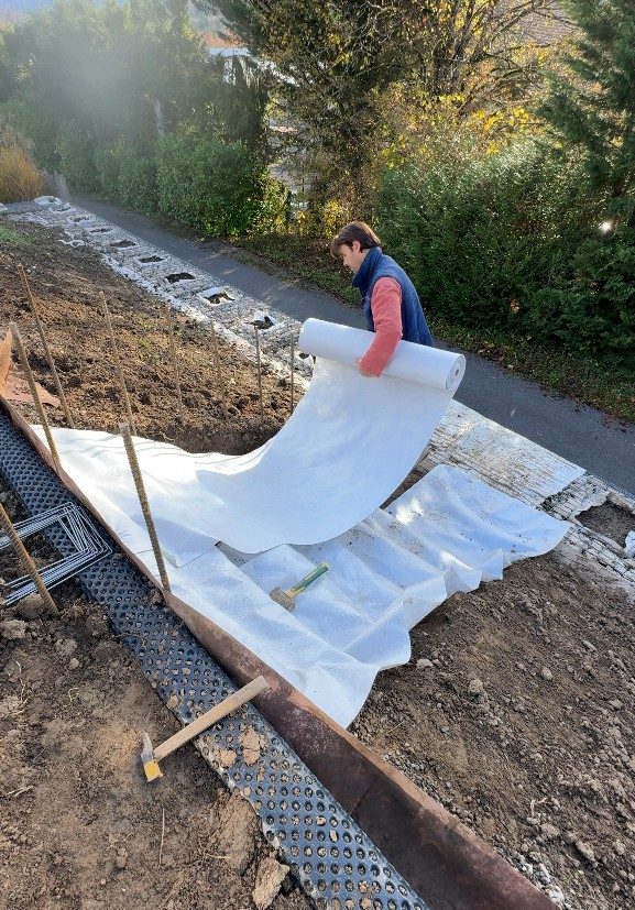 Mise en place d’un géotextile sur le fond de forme de l’escalier à Groisy