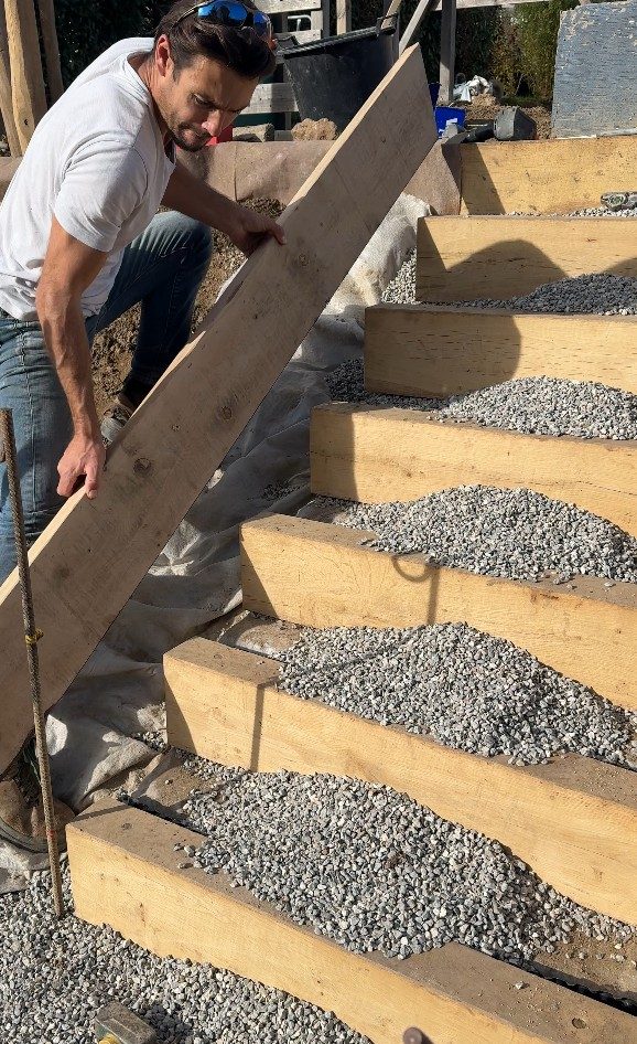 Fixation des limons pour le maintien des marches de l’escalier à Groisy