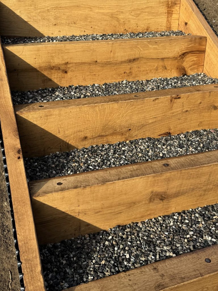 Escalier en traverses de chêne dans un talus à Groisy