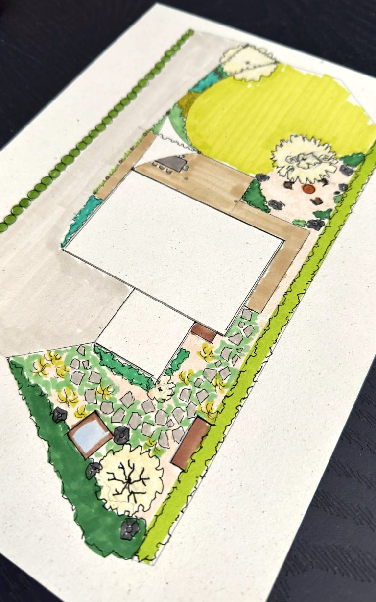 Esquisse dessinée à la main lors d’un conseil d’aménagement O’Jardin des Pensées : haie, pelouse et plantations autour de la maison