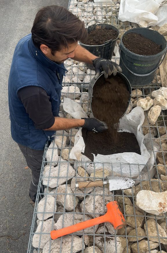 Remplissage des poches en terre amendée à Groisy