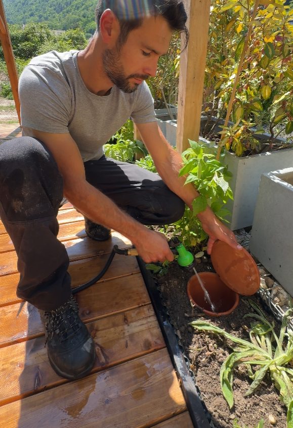 Un arrosage écoresponsable du jardin avec des ollas à Sevrier