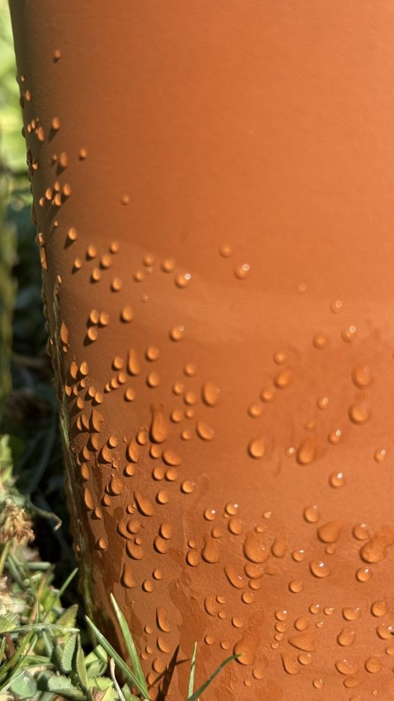 Irrigation grâce à la porosité de la terre cuite des poteries Lutton, chantier de Sevrier