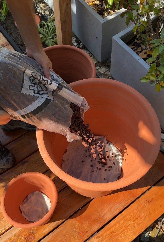 Mise en place d’une couche drainante dans les jardinières à Sevrier