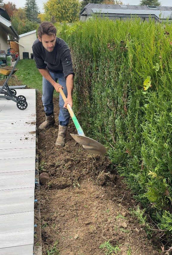 Mise en place de terre pour la création d’un massif au pied de la piscine à Groisy