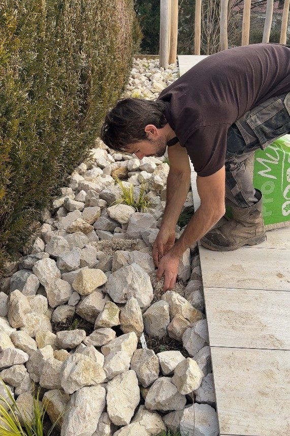 Mise en place du paillage dans le massif minéral à Groisy