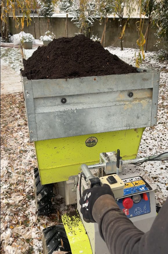 Apport de terre de bruyère au mini-dumper pour le massif à Annecy (74)