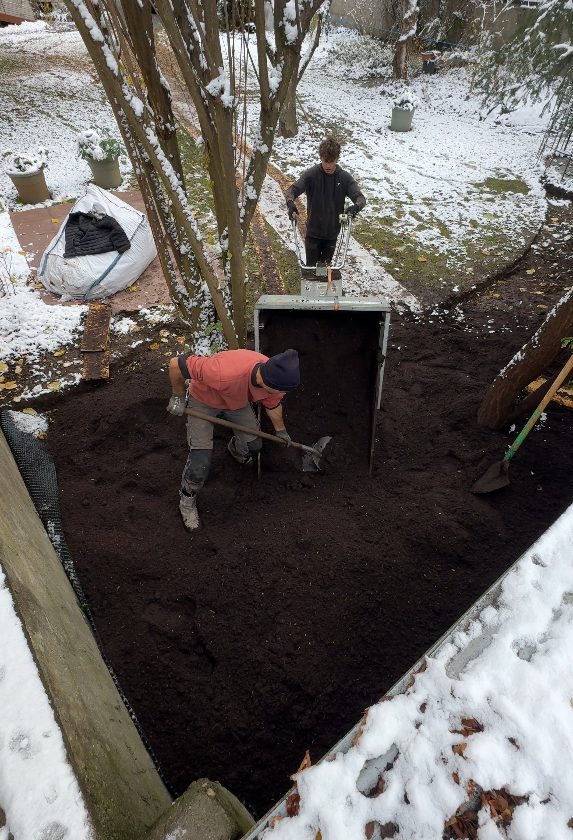 Épandage de la terre de bruyère dans le massif à Annecy (74)