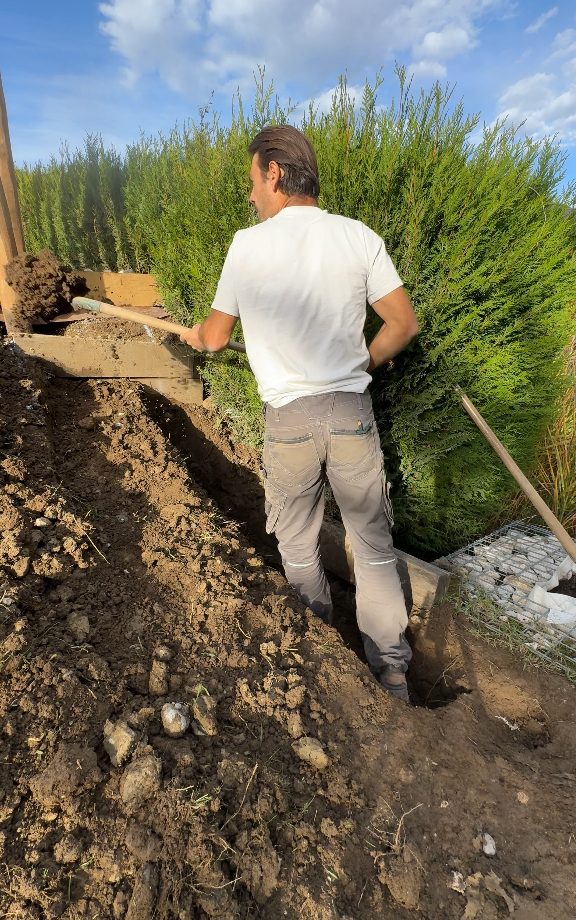 Réalisation de la tranchée pour le mur de soutènement à Groisy