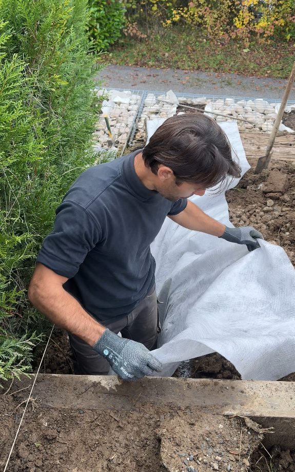 Installation d’un géotextile pour le mur de soutènement à Groisy