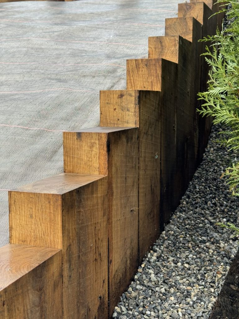 Le mur de soutènement en traverses de chêne terminé à Groisy
