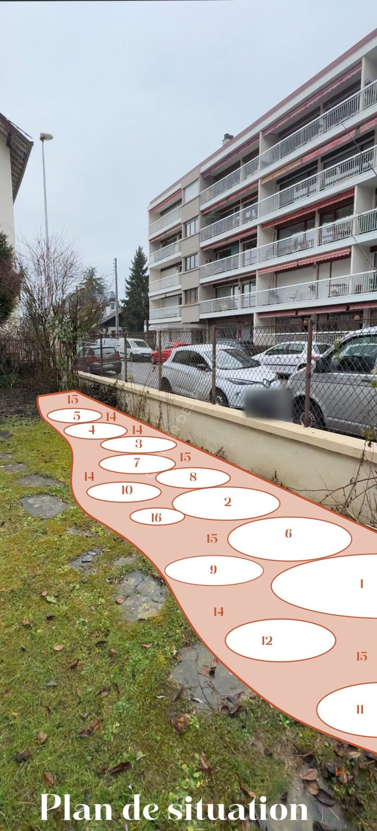 Esquisse de plantation à Annecy : la haie et ses vivaces dessinées sur la photo du jardin, chaque plante numérotée