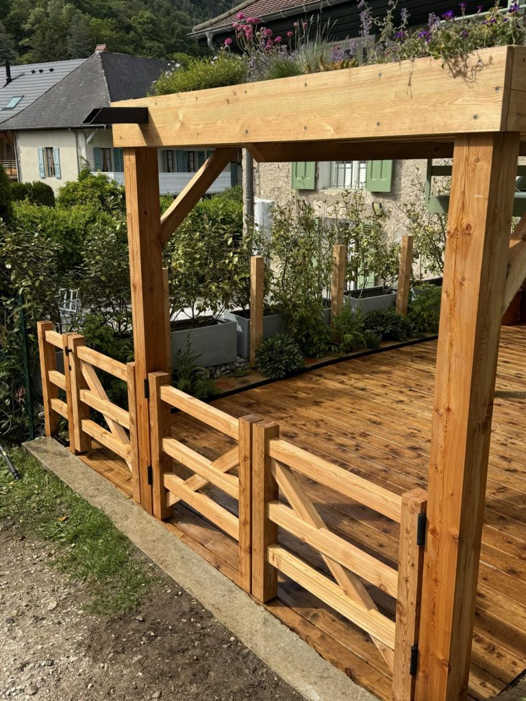 Fin de la pose d’un portillon sur mesure en mélèze à Sevrier