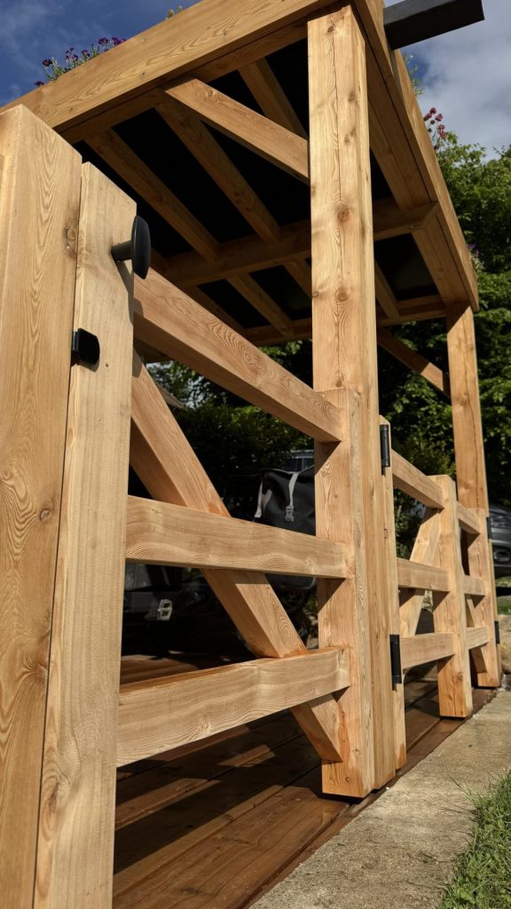 Portillon en mélèze local, pour un projet à Sevrier