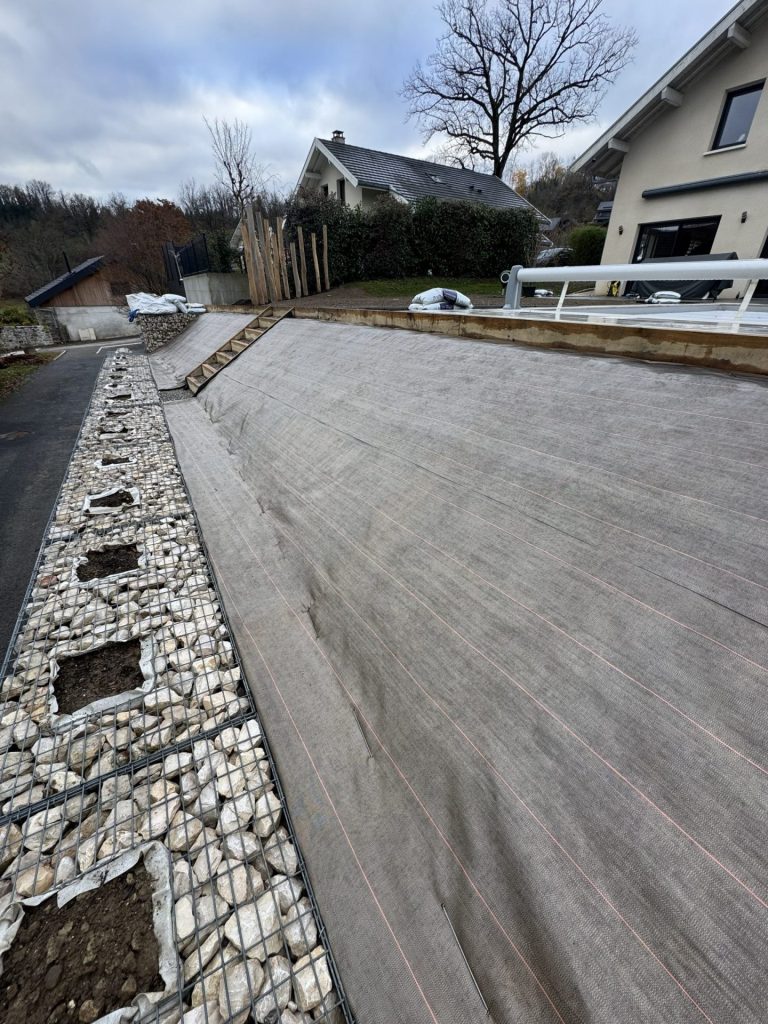Mise en place d’une toile synthétique à cause d’une terre envahie de liseron à Groisy
