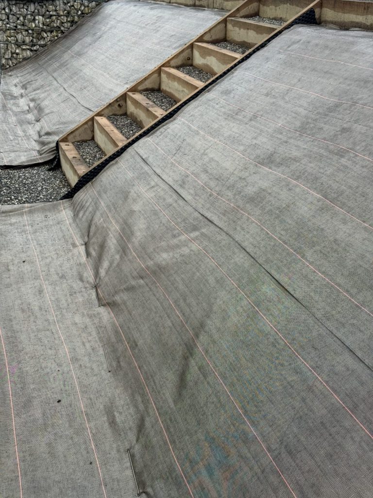 Fin de la pose de la toile synthétique sur le talus à Groisy