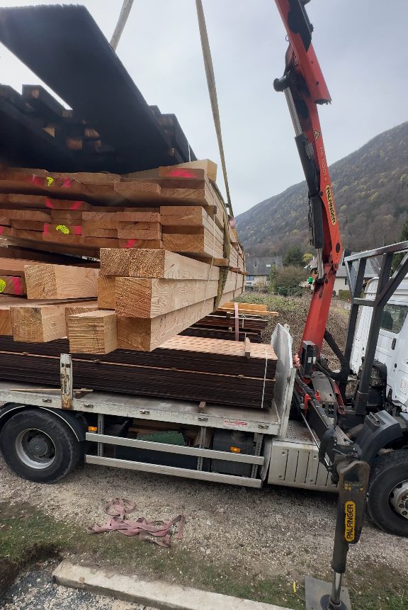 Livraison du mélèze local pour les lames de la terrasse et le lambourdage en mélèze brûlé (traitement naturel), chantier de Sevrier