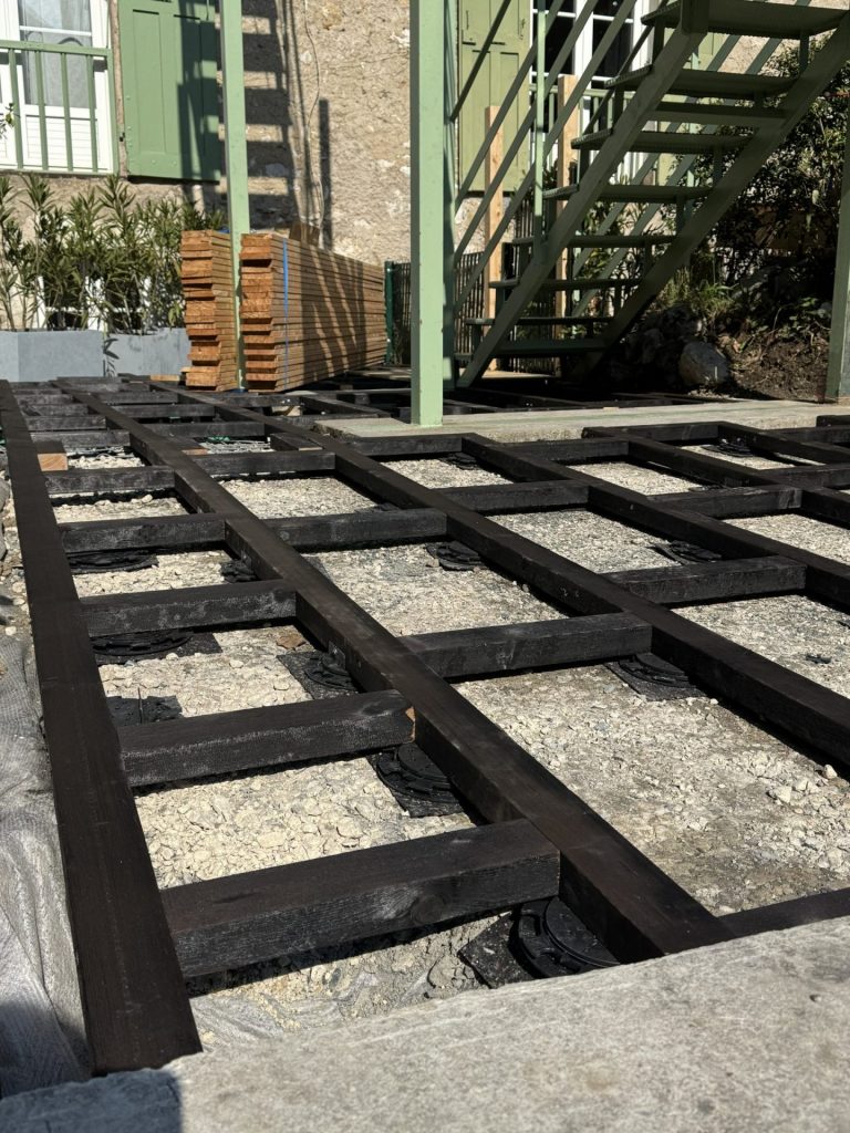 Réalisation du lambourdage en mélèze brûlé 45 x 70 pour la terrasse de Sevrier