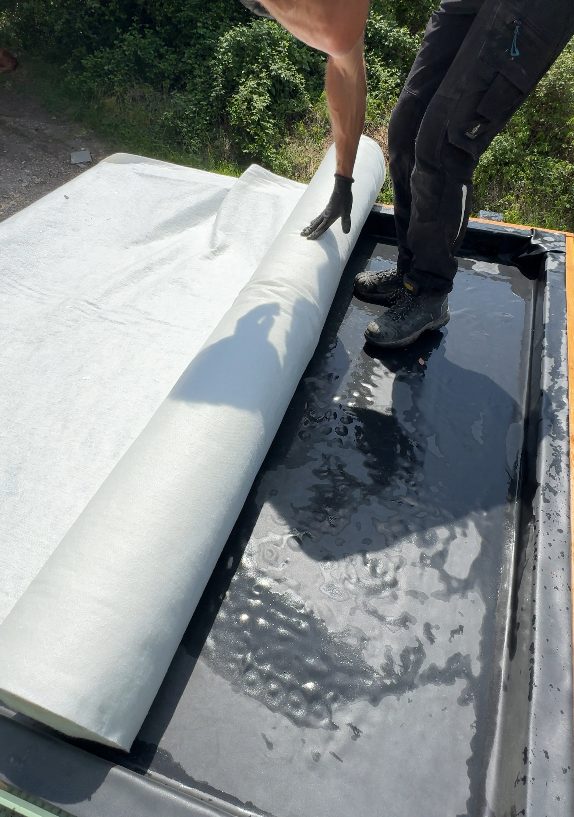 Mise en place d’une toile anti-poinçonnement sur la toiture à Sevrier
