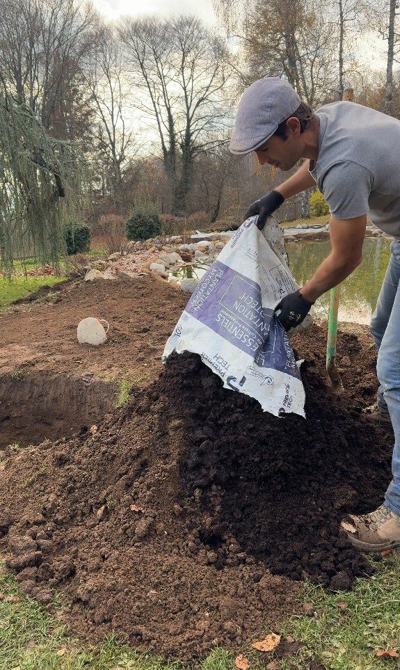 Amendement en matière organique avant la plantation de l’arbre en cépée, à Cruseilles (74)