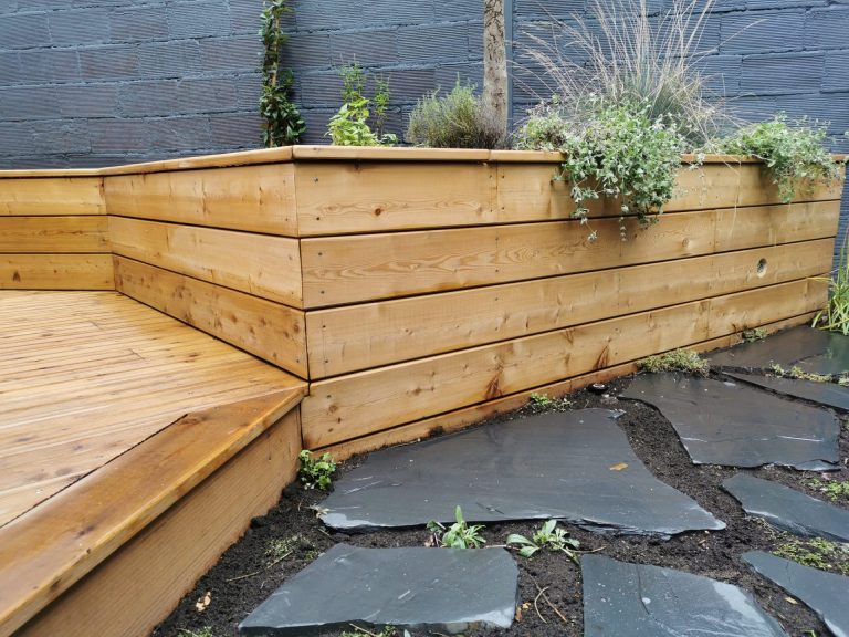 La jardinière du banc en mélèze plantée à Colombes (92)