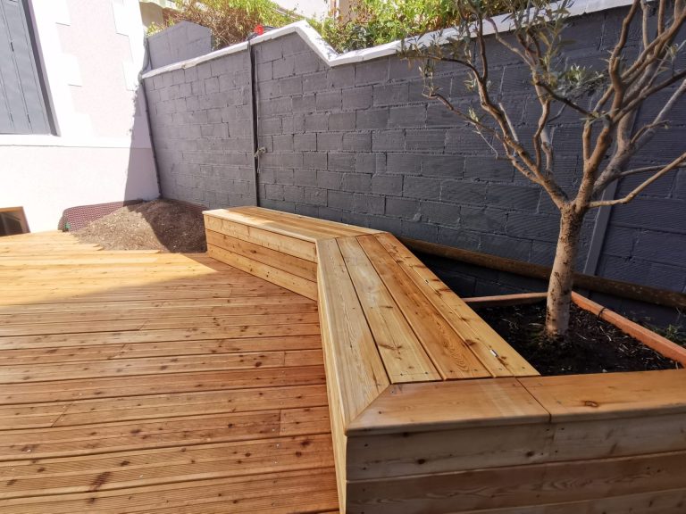 Vue d’ensemble du module banc et jardinière en mélèze à Colombes (92)
