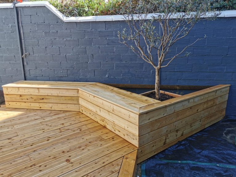 Banc en bois de mélèze avec coffre intégré à Colombes (92)