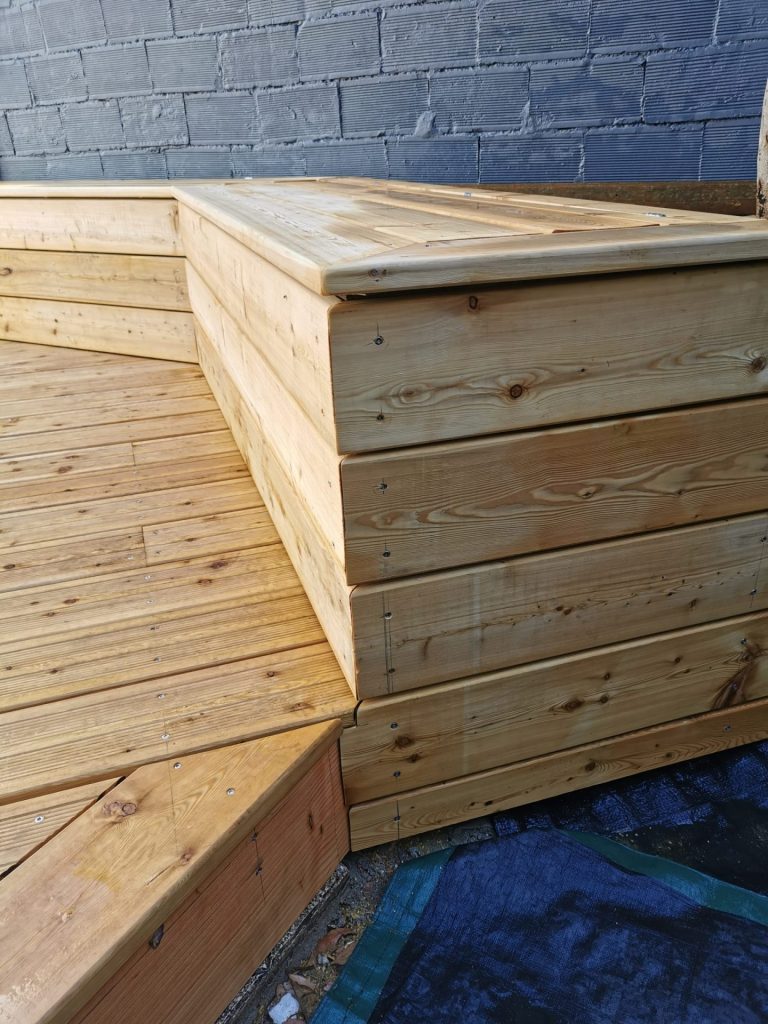 Finition des angles du banc en mélèze à Colombes (92)