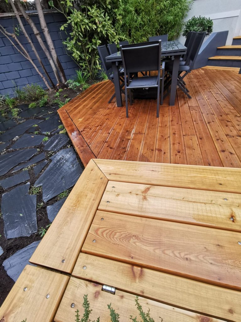 Finition des charnières du coffre du banc en mélèze à Colombes (92)
