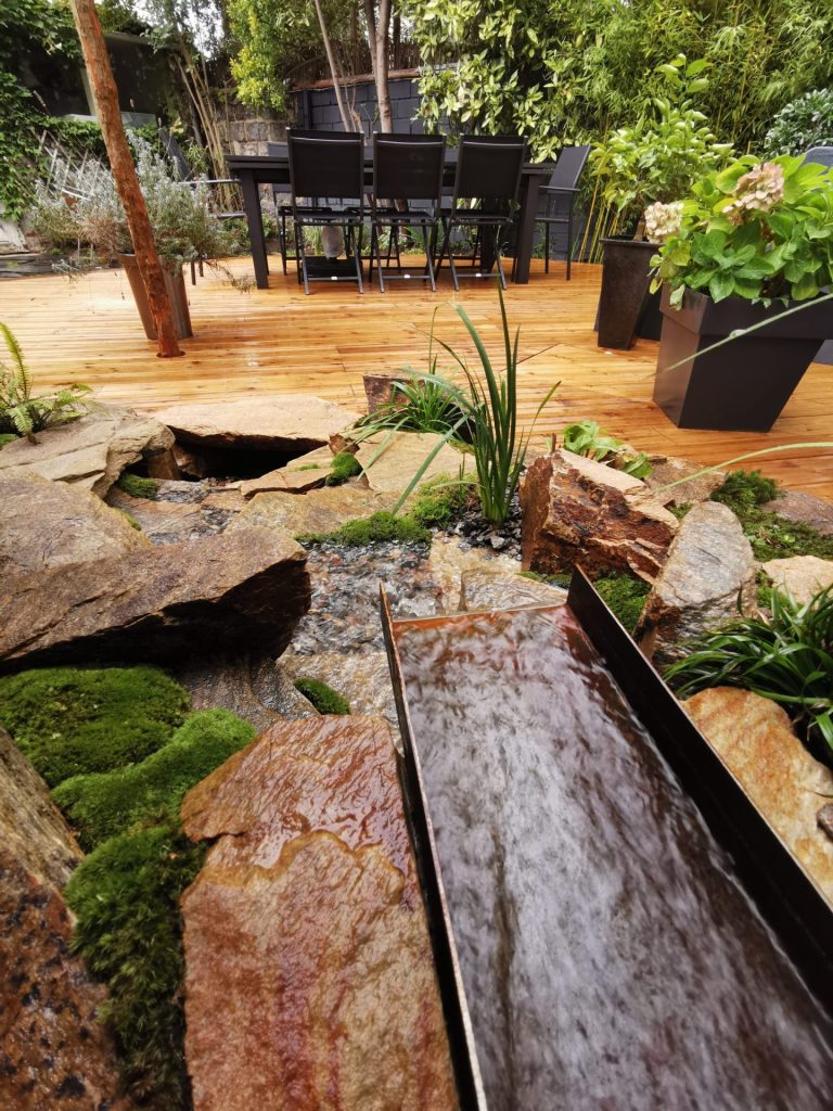 Finalisation de la cascade végétalisée, entre pierres et bois à Colombes (92)