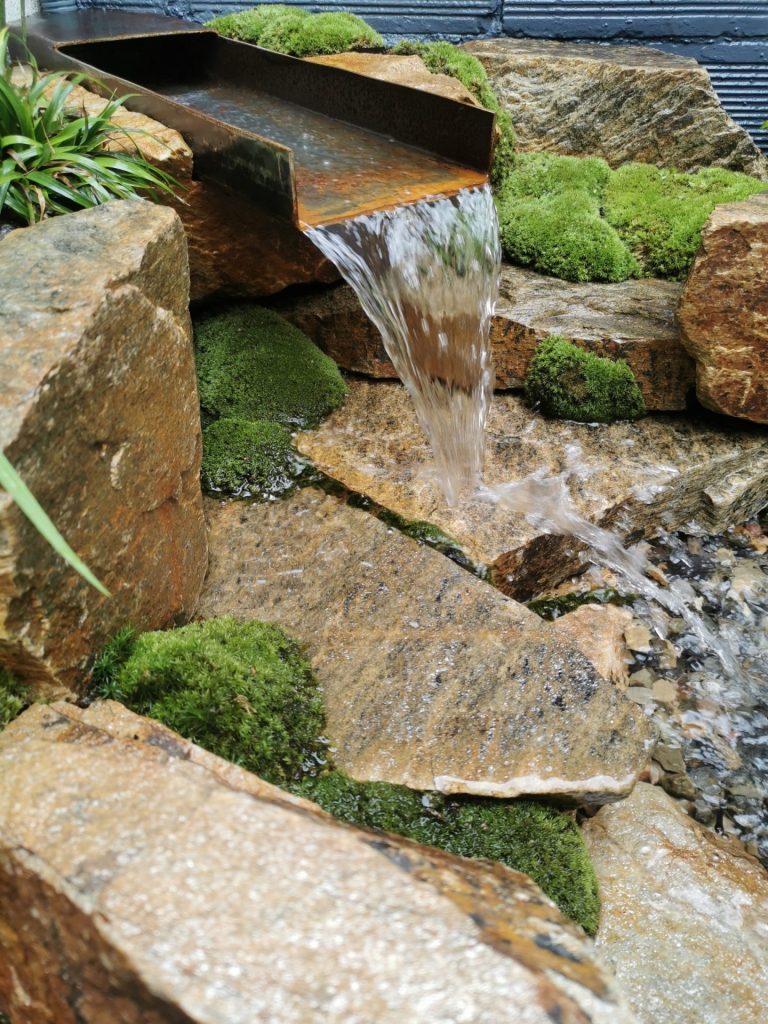 La chute d’eau de la cascade végétalisée à Colombes (92)