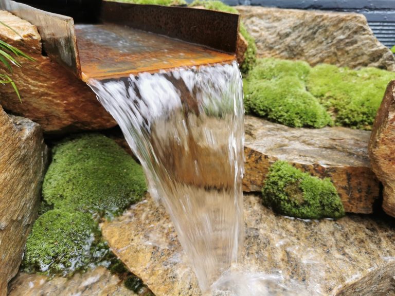 La lame d’eau de la cascade végétalisée à Colombes (92)