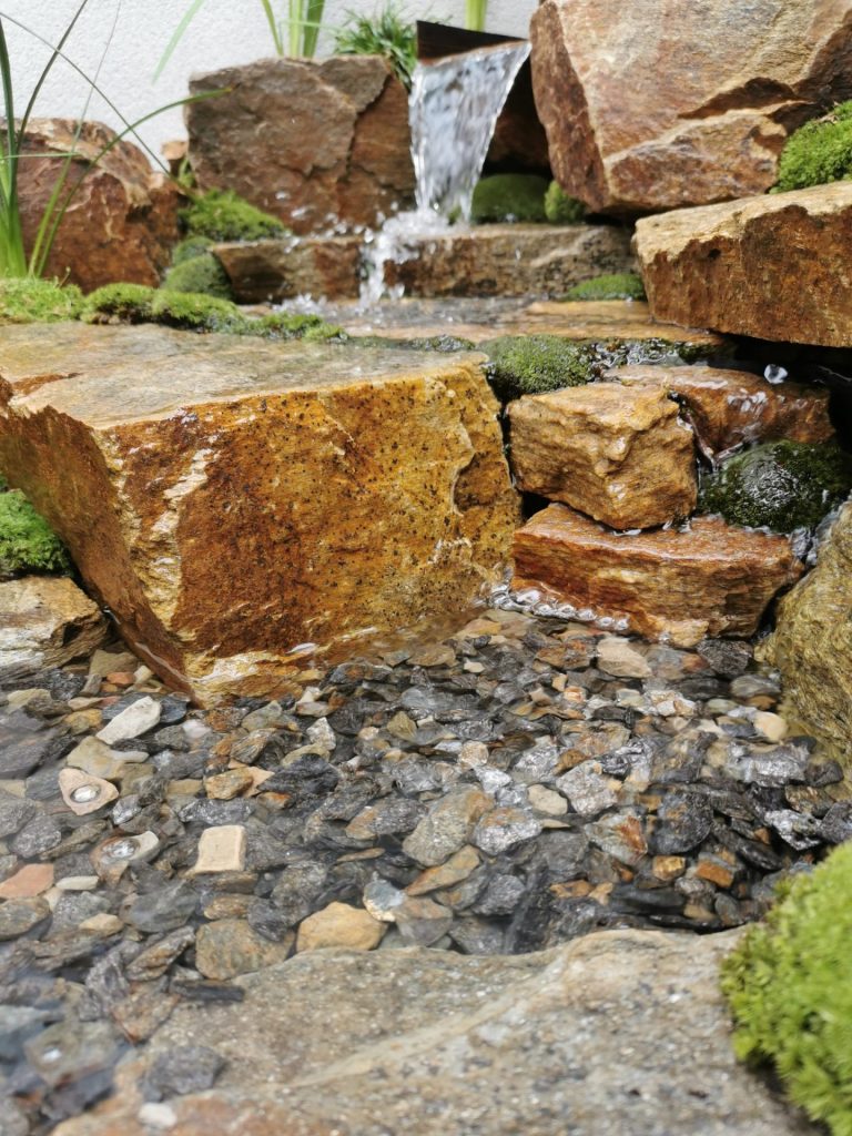 La cascade végétalisée et ses pierres naturelles à Colombes (92)