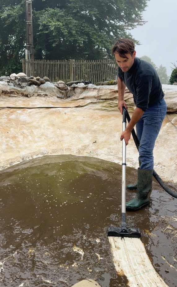 Aspiration des boues restées au fond du point d’eau, à Cruseilles (74)