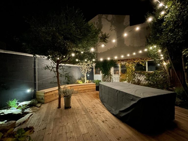 Guirlandes lumineuses au-dessus de la terrasse le soir à Colombes (92)
