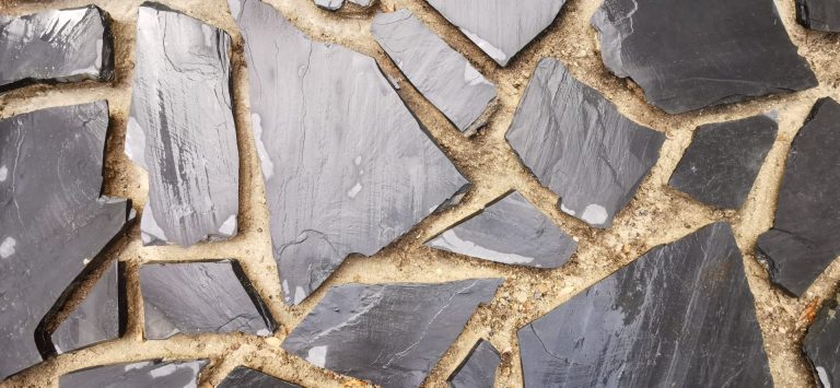 Joints de l’opus en ardoise prêts à être remplis de terre pour être végétalisés à Colombes (92)