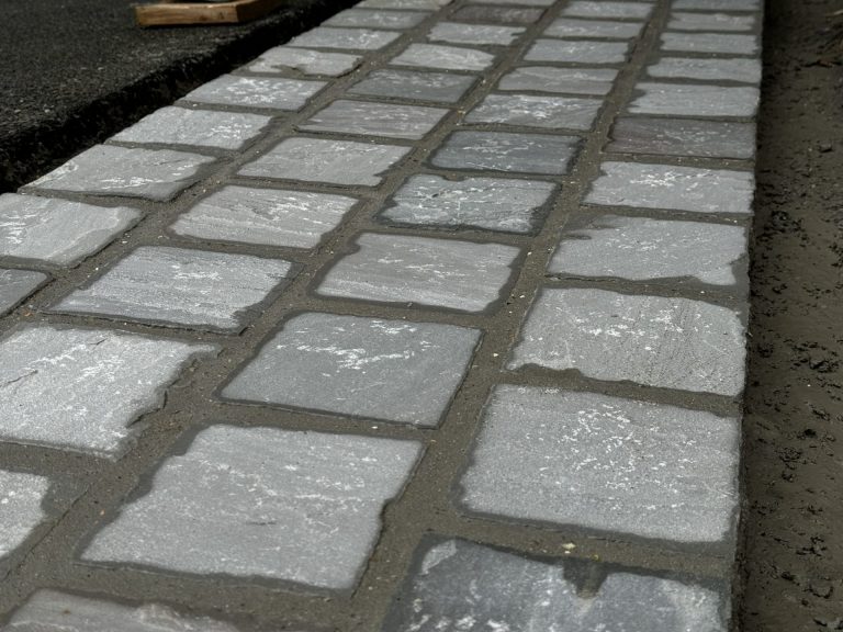 Pavés en grès d’Inde Kandla 14 x 14 aux joints gris à Colombes (92)