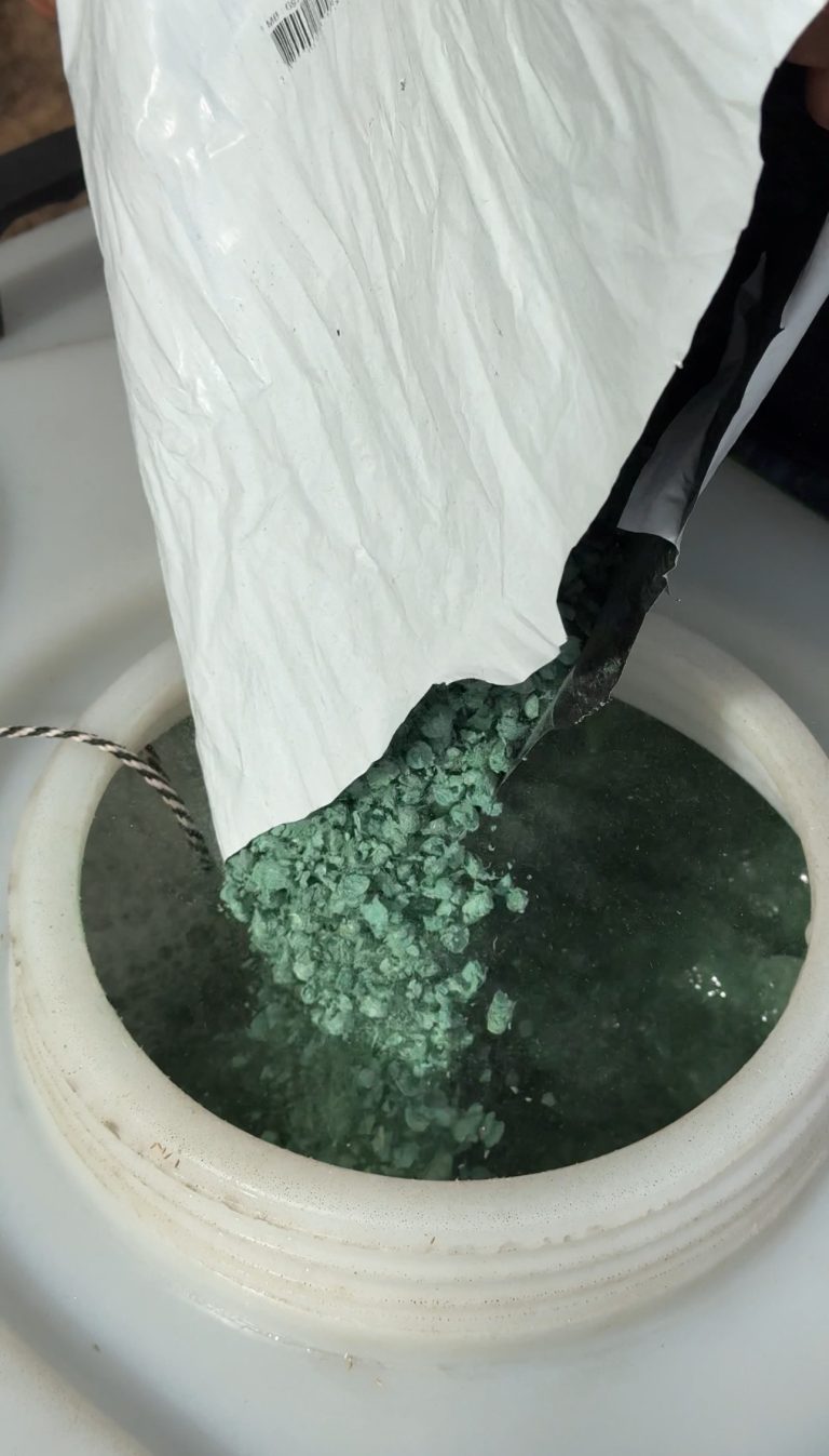 La fibre de bois versée dans la cuve pour enrober les semences