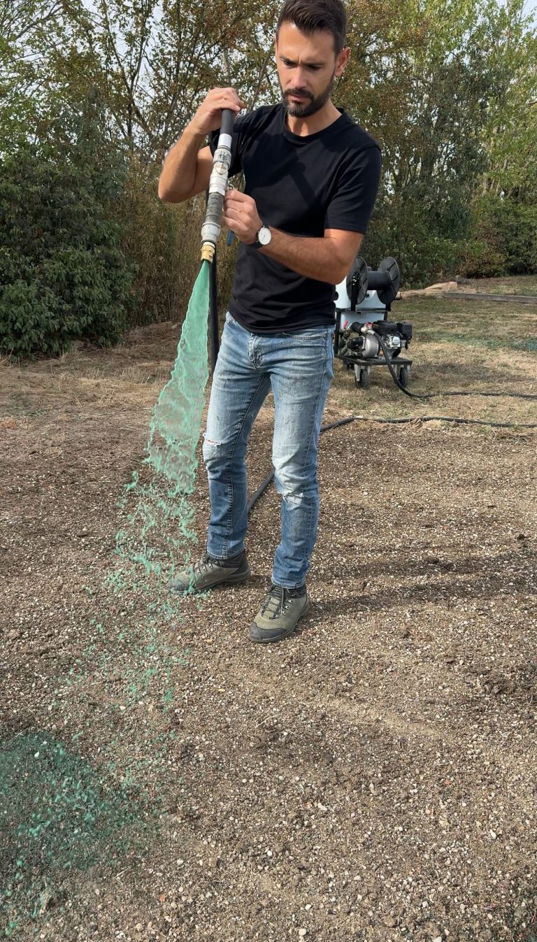 Thomas Bisson projette le semis hydraulique sur toute la surface du terrain