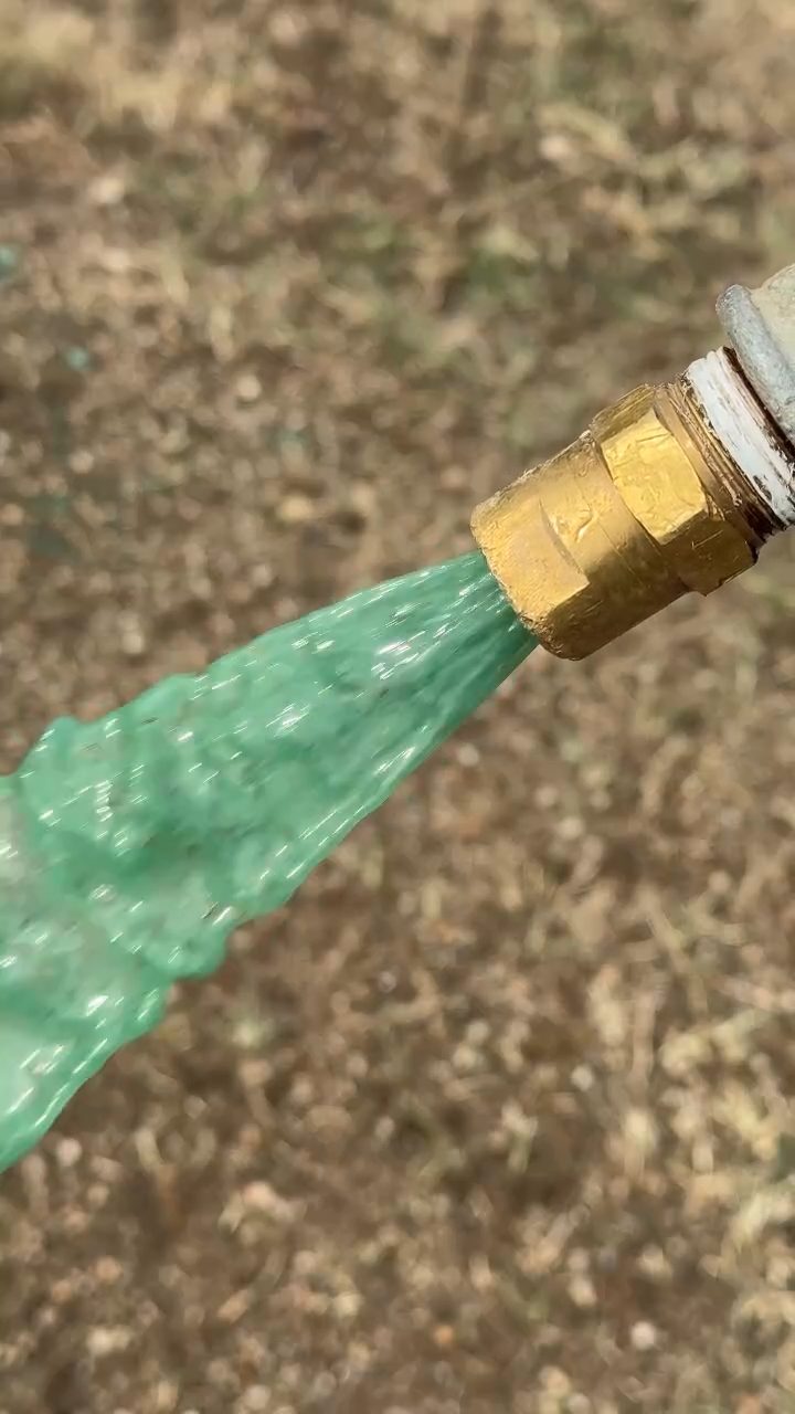 Projection des semences par hydroseeding : le mélange vert sort de la lance