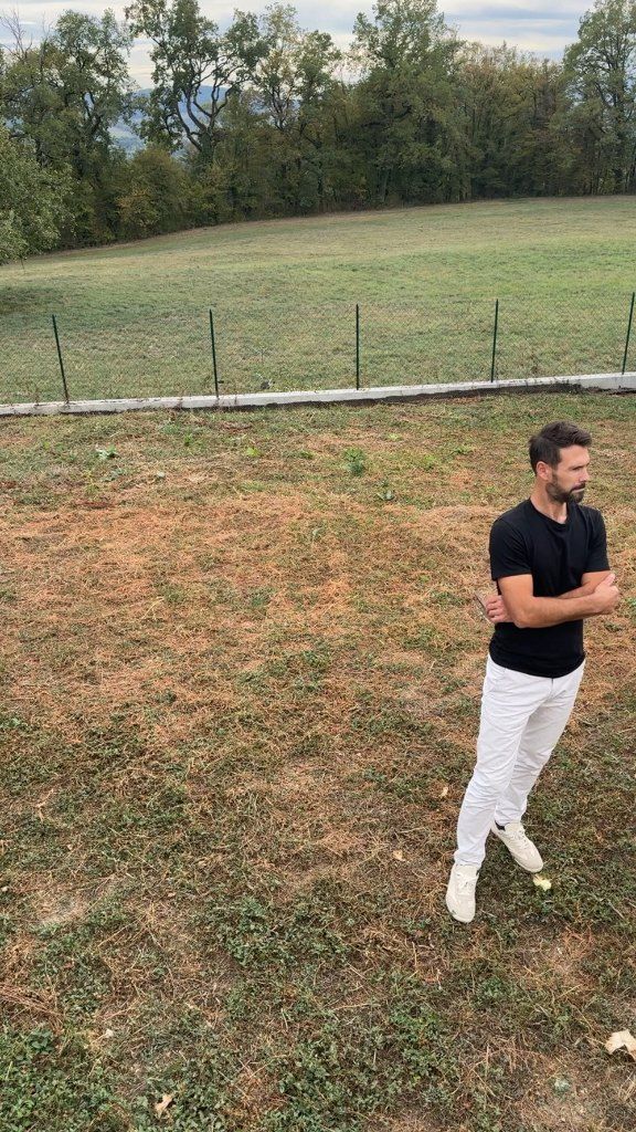 Thomas Bisson en visite de chantier sur une pelouse à regarnir, avant un semis hydraulique