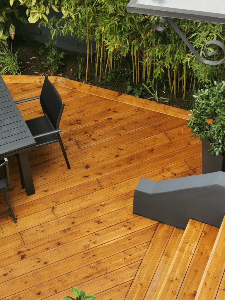 Les lames de la terrasse en mélèze terminée à Colombes (92)